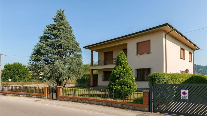 Appartamento in bifamiliare con terreno e garage